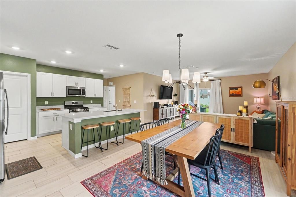 For Sale: $450,000 (6 beds, 3 baths, 2580 Square Feet)