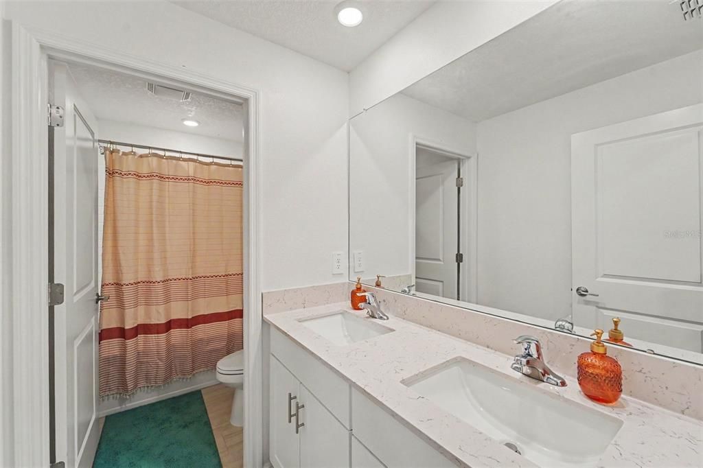 For Sale: $450,000 (6 beds, 3 baths, 2580 Square Feet)