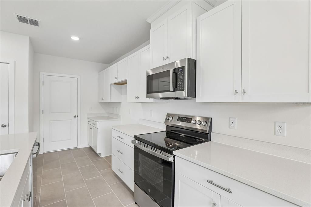 На продажу: $329,990 (3 спален, 2 ванн, 1469 Квадратных фут)