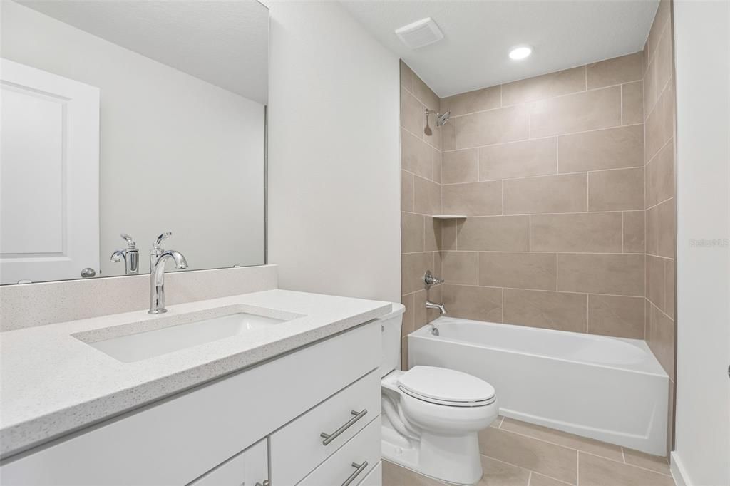 На продажу: $329,990 (3 спален, 2 ванн, 1469 Квадратных фут)