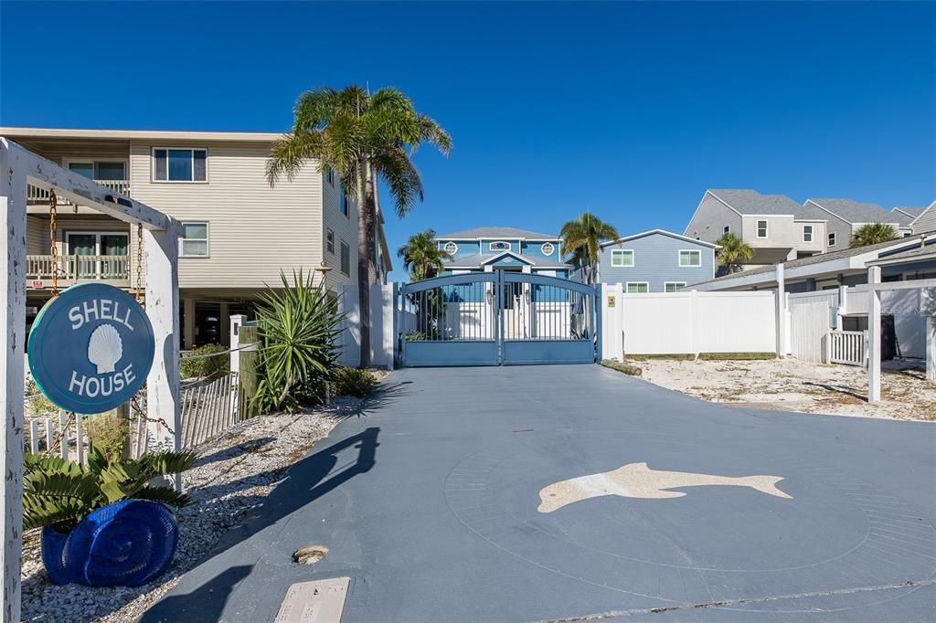 For Sale: $5,995,000 (6 beds, 5 baths, 4140 Square Feet)