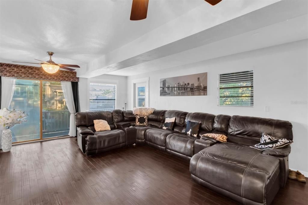 En Venta: $675,000 (3 camas, 4 baños, 1728 Pies cuadrados)