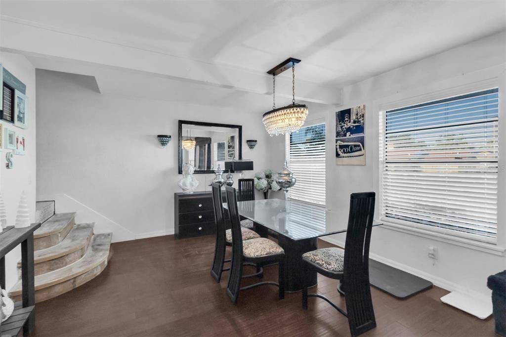 En Venta: $675,000 (3 camas, 4 baños, 1728 Pies cuadrados)