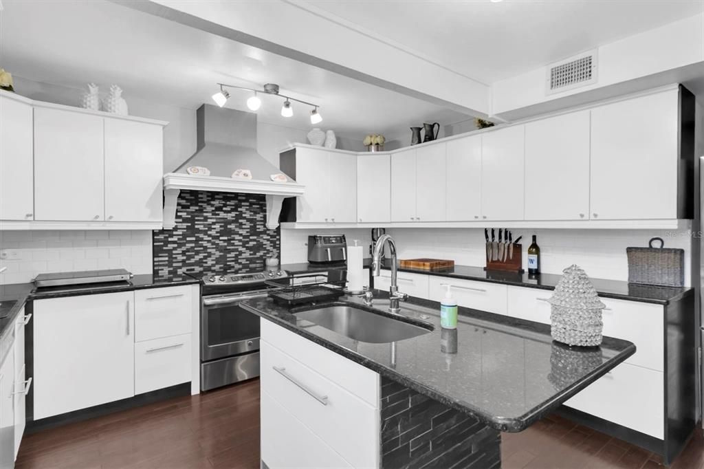 En Venta: $675,000 (3 camas, 4 baños, 1728 Pies cuadrados)