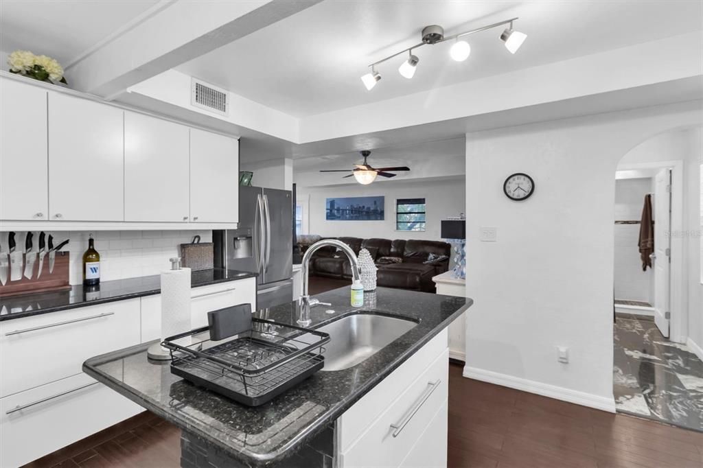 En Venta: $675,000 (3 camas, 4 baños, 1728 Pies cuadrados)