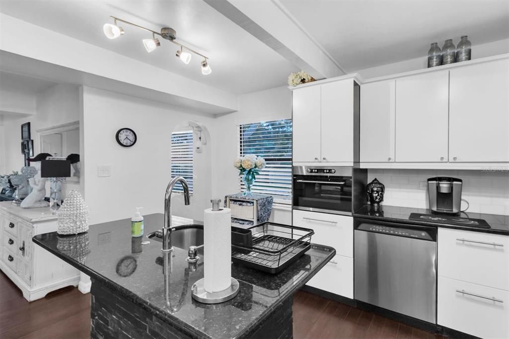 En Venta: $675,000 (3 camas, 4 baños, 1728 Pies cuadrados)
