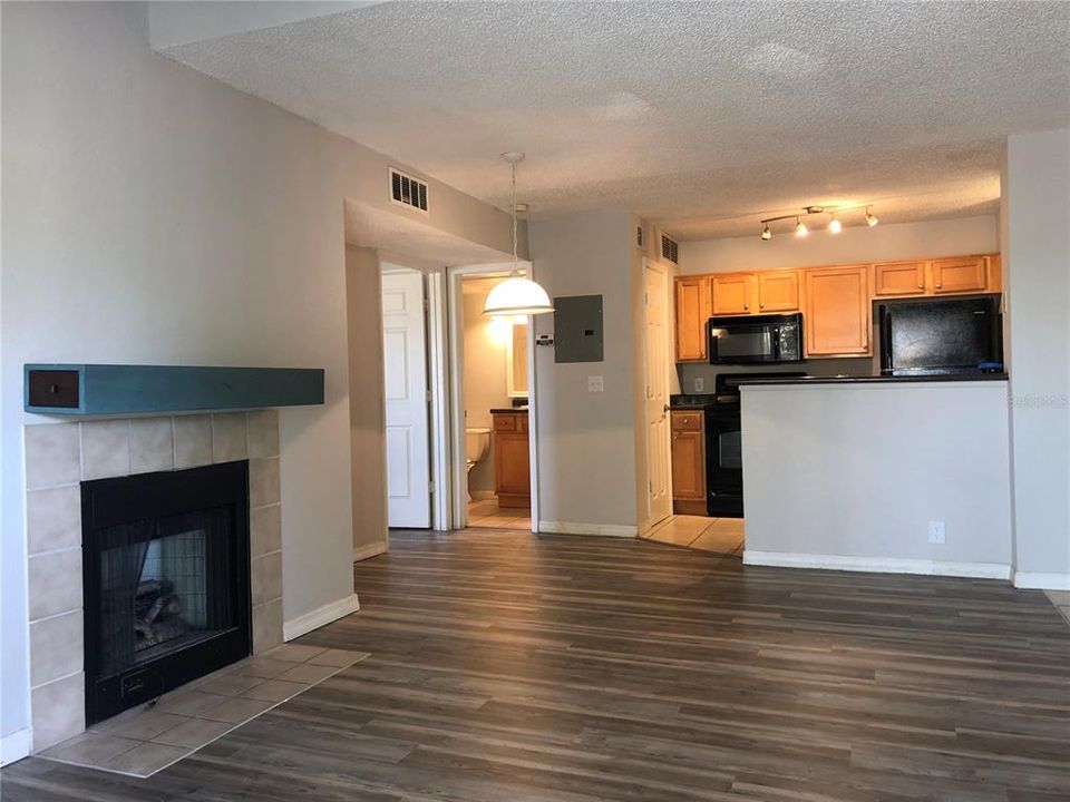 For Rent: $1,300 (1 beds, 1 baths, 644 Square Feet)