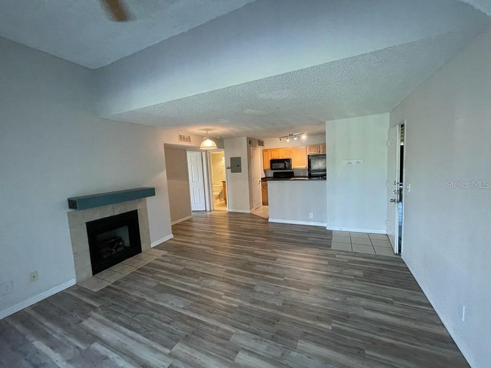 For Rent: $1,300 (1 beds, 1 baths, 644 Square Feet)