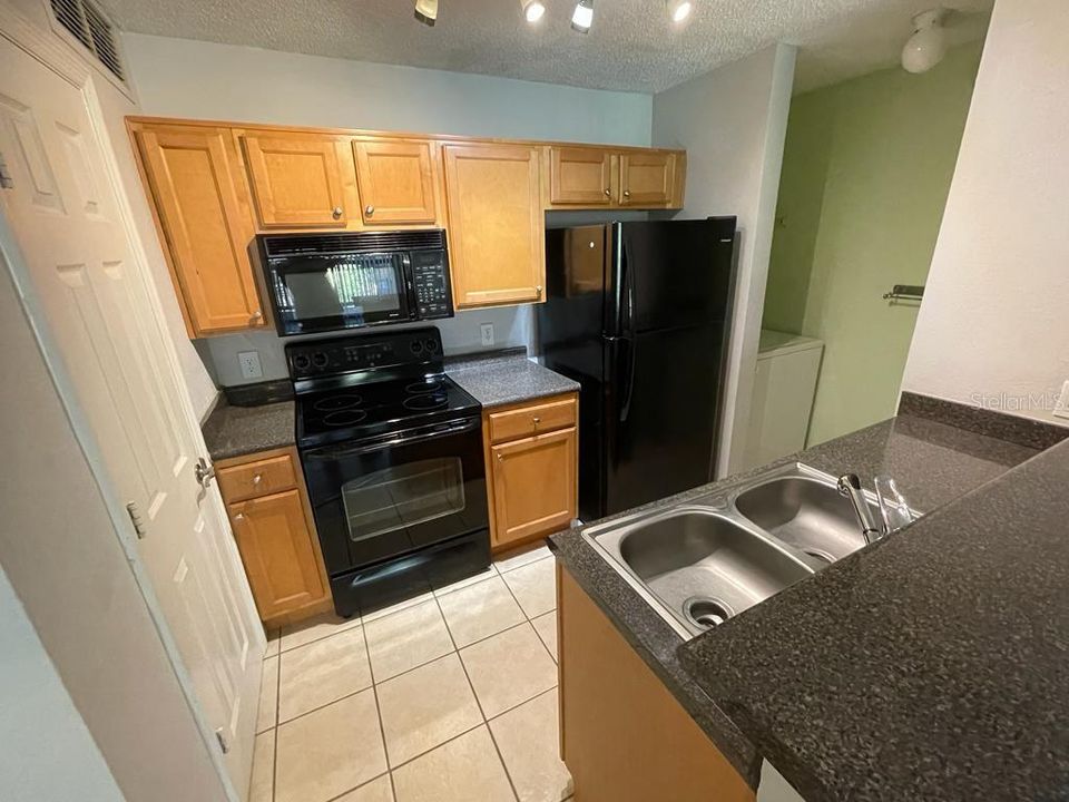 For Rent: $1,300 (1 beds, 1 baths, 644 Square Feet)
