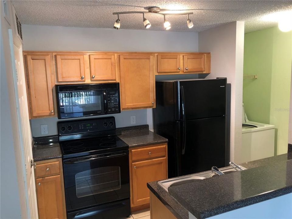 For Rent: $1,300 (1 beds, 1 baths, 644 Square Feet)