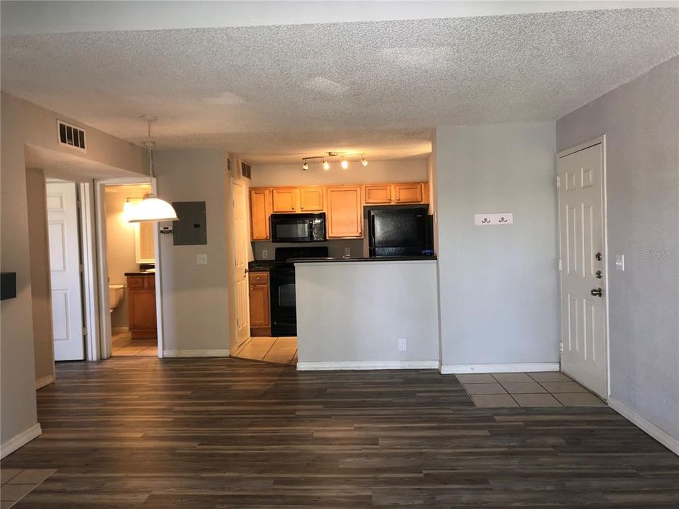 For Rent: $1,300 (1 beds, 1 baths, 644 Square Feet)