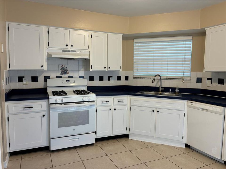 For Rent: $2,095 (3 beds, 2 baths, 1378 Square Feet)