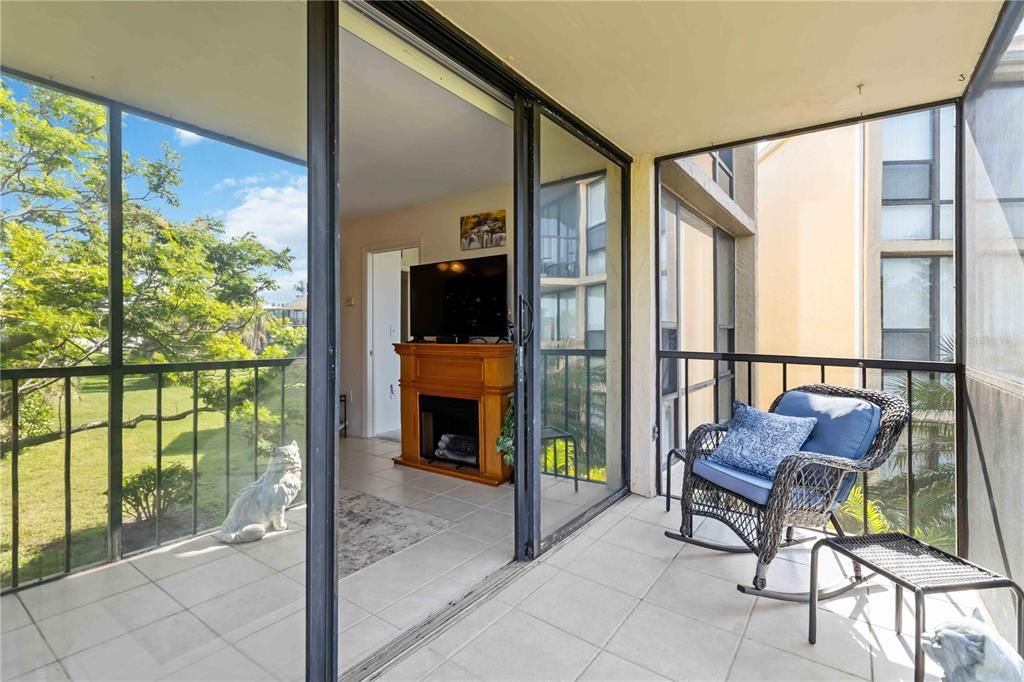 На продажу: $149,000 (2 спален, 2 ванн, 940 Квадратных фут)