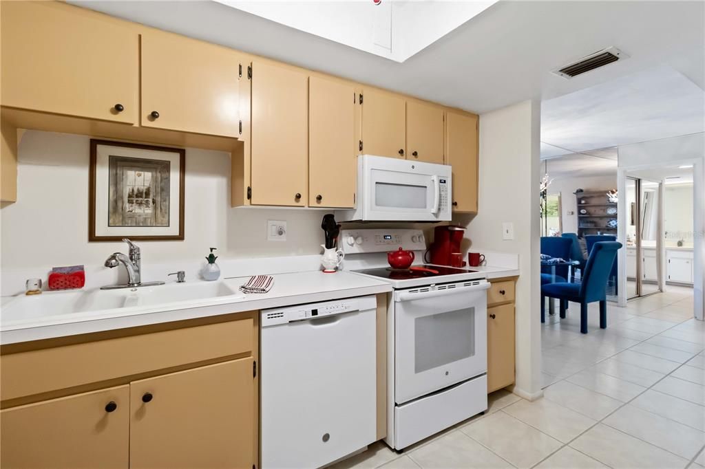 На продажу: $149,000 (2 спален, 2 ванн, 940 Квадратных фут)