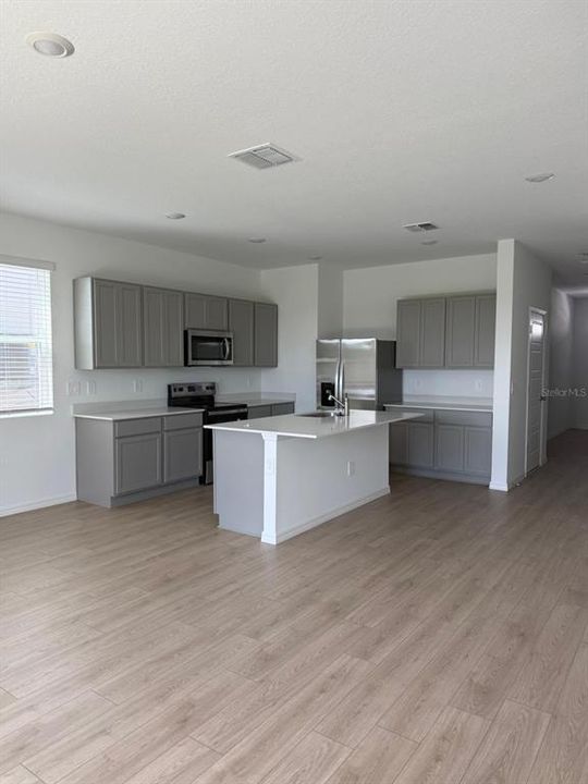For Rent: $2,195 (3 beds, 2 baths, 1724 Square Feet)