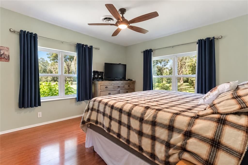 For Sale: $875,000 (2 beds, 1 baths, 1296 Square Feet)