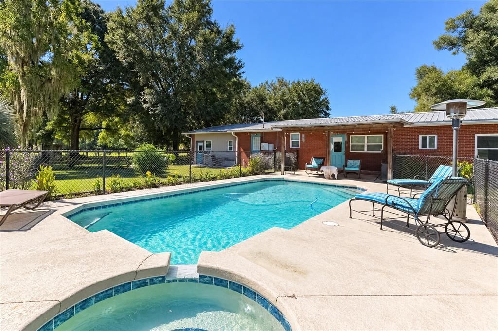For Sale: $875,000 (2 beds, 1 baths, 1296 Square Feet)