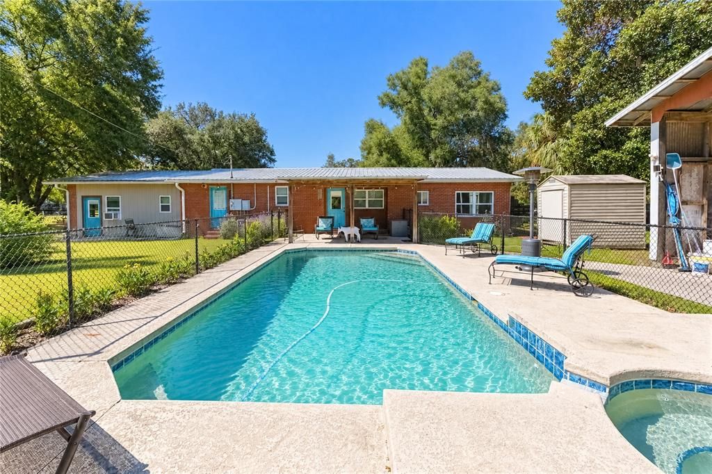For Sale: $875,000 (2 beds, 1 baths, 1296 Square Feet)