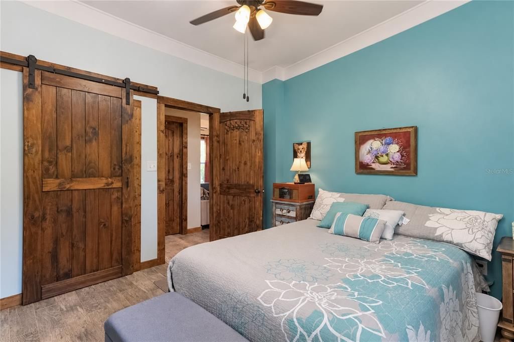 For Sale: $875,000 (2 beds, 1 baths, 1296 Square Feet)