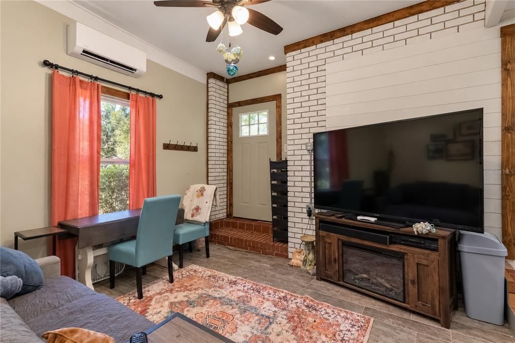 For Sale: $875,000 (2 beds, 1 baths, 1296 Square Feet)