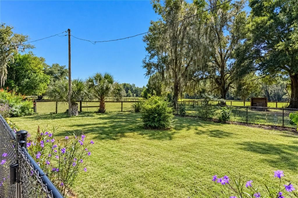 For Sale: $875,000 (2 beds, 1 baths, 1296 Square Feet)
