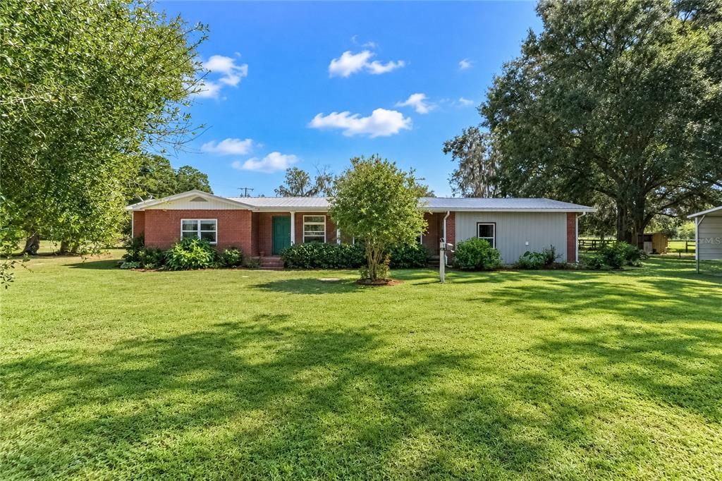 For Sale: $875,000 (2 beds, 1 baths, 1296 Square Feet)