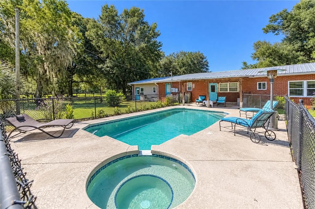 For Sale: $875,000 (2 beds, 1 baths, 1296 Square Feet)
