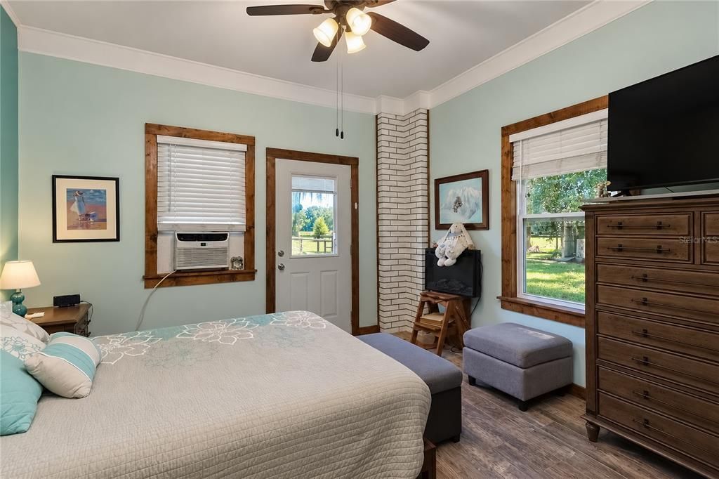 For Sale: $875,000 (2 beds, 1 baths, 1296 Square Feet)