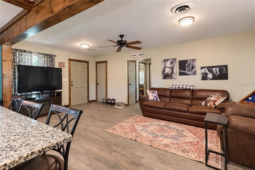 For Sale: $875,000 (2 beds, 1 baths, 1296 Square Feet)