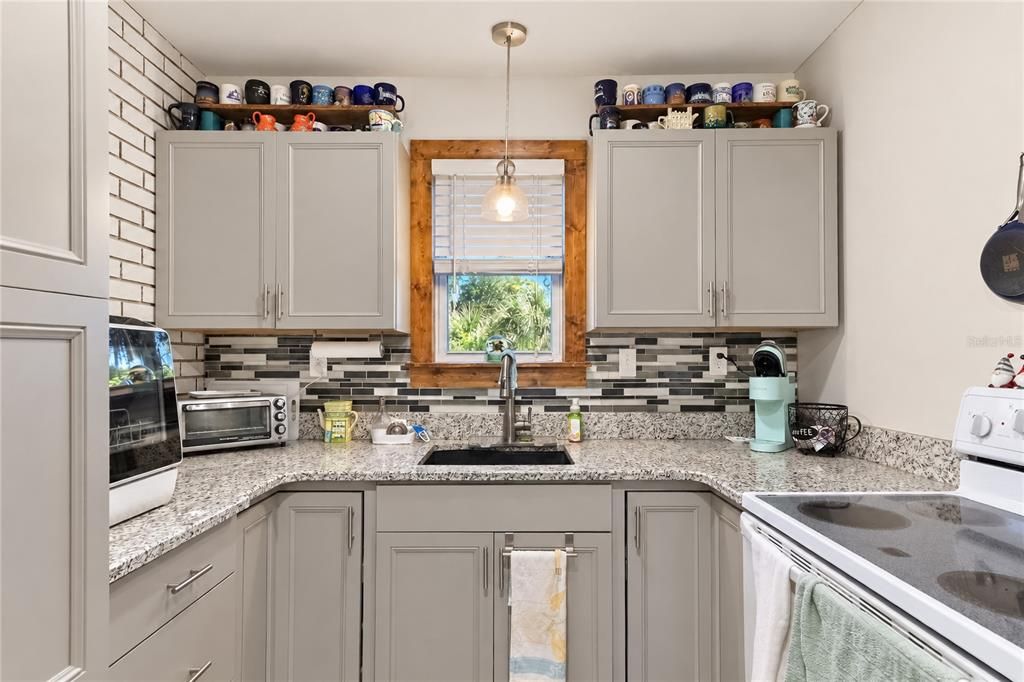 For Sale: $875,000 (2 beds, 1 baths, 1296 Square Feet)