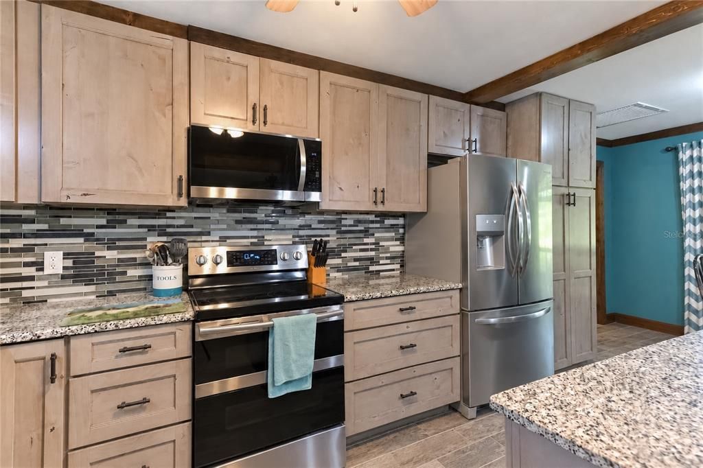 For Sale: $875,000 (2 beds, 1 baths, 1296 Square Feet)