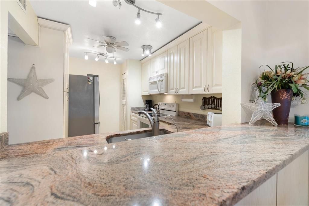 For Sale: $159,000 (2 beds, 2 baths, 1045 Square Feet)