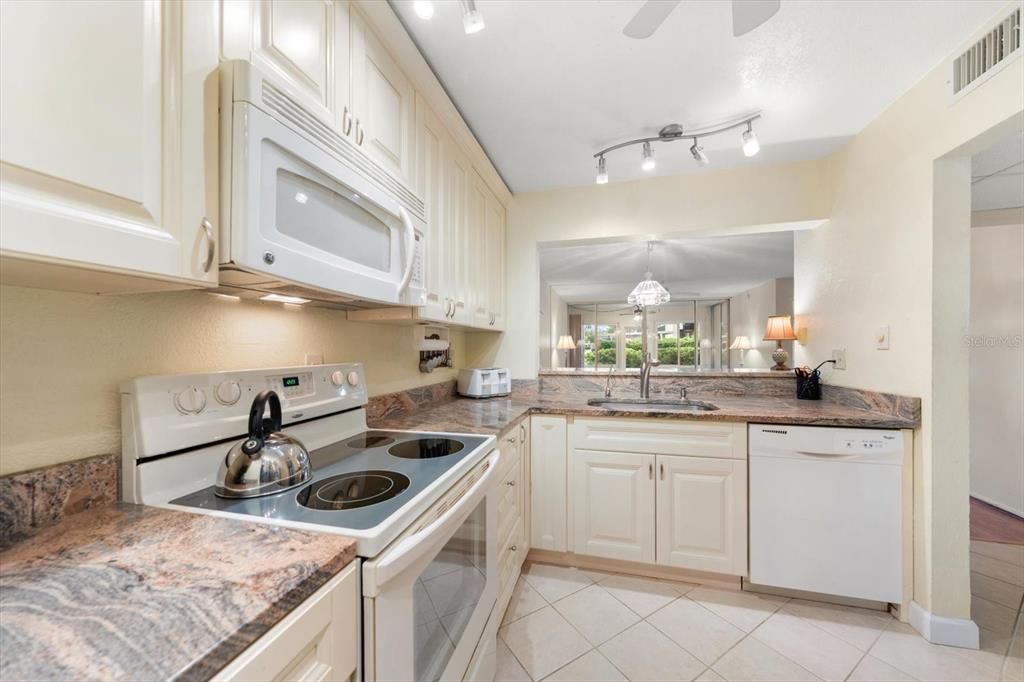 For Sale: $159,000 (2 beds, 2 baths, 1045 Square Feet)