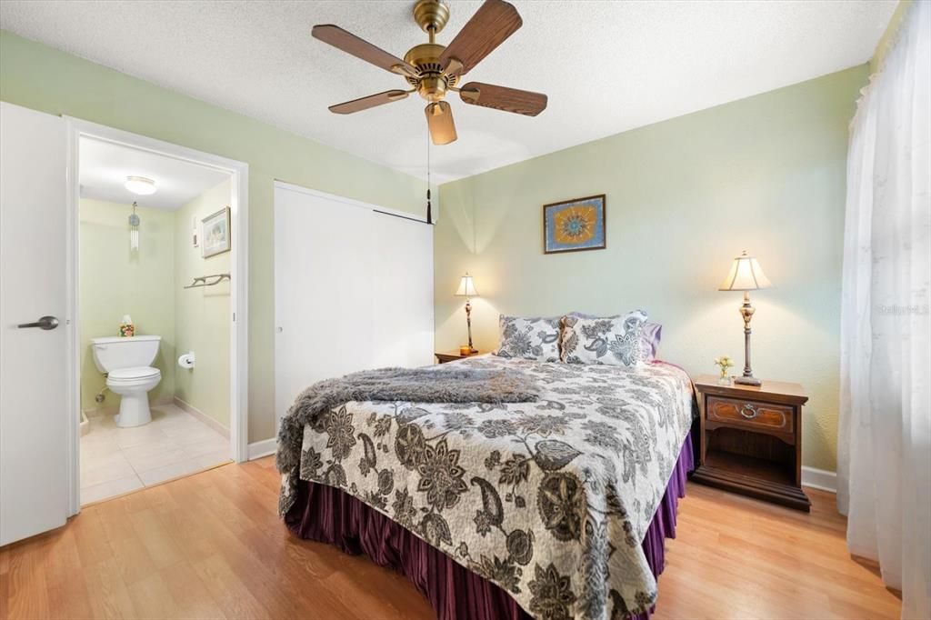 For Sale: $159,000 (2 beds, 2 baths, 1045 Square Feet)