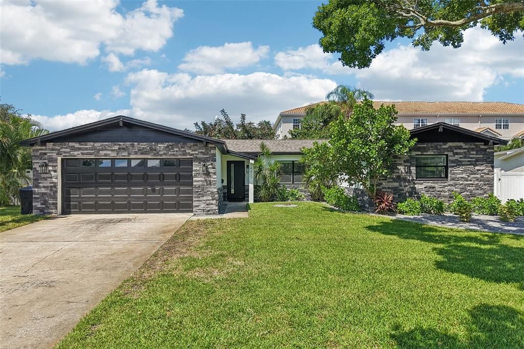 En Venta: $775,000 (4 camas, 2 baños, 1901 Pies cuadrados)