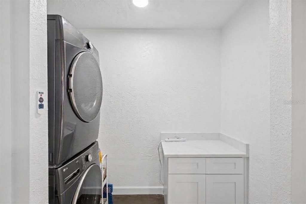 En Venta: $775,000 (4 camas, 2 baños, 1901 Pies cuadrados)