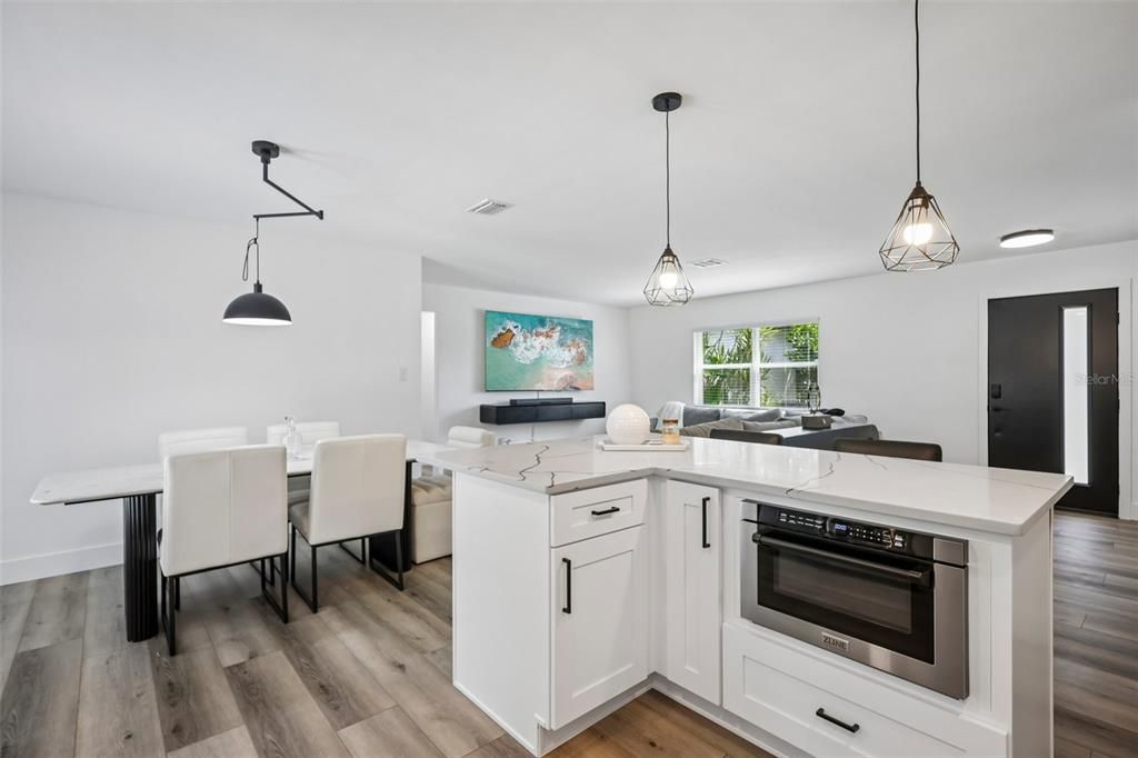 En Venta: $775,000 (4 camas, 2 baños, 1901 Pies cuadrados)