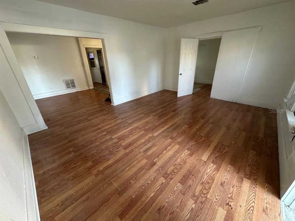 For Sale: $200,000 (2 beds, 1 baths, 848 Square Feet)