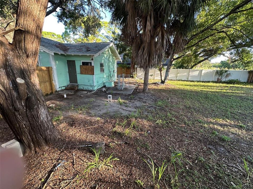 For Sale: $200,000 (2 beds, 1 baths, 848 Square Feet)