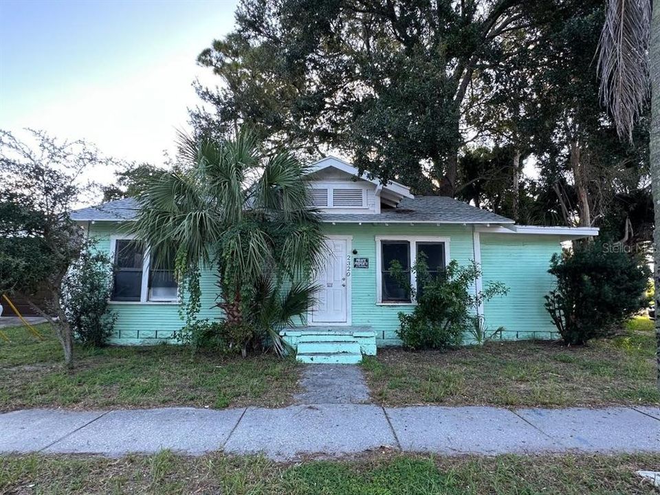 For Sale: $200,000 (2 beds, 1 baths, 848 Square Feet)