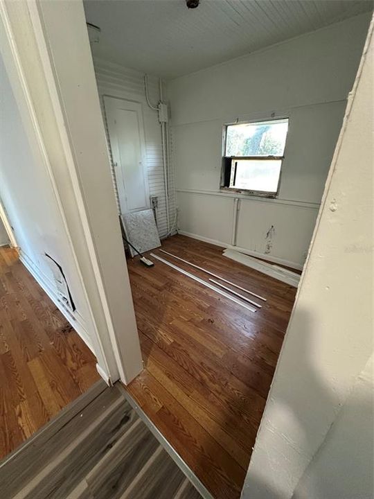 For Sale: $200,000 (2 beds, 1 baths, 848 Square Feet)