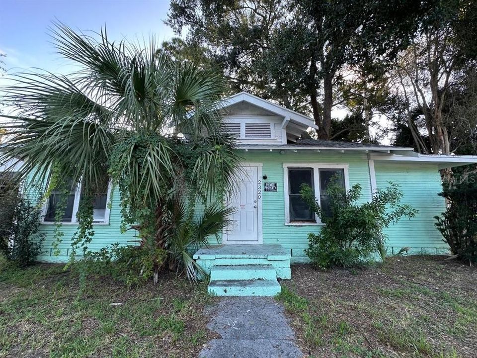 For Sale: $200,000 (2 beds, 1 baths, 848 Square Feet)