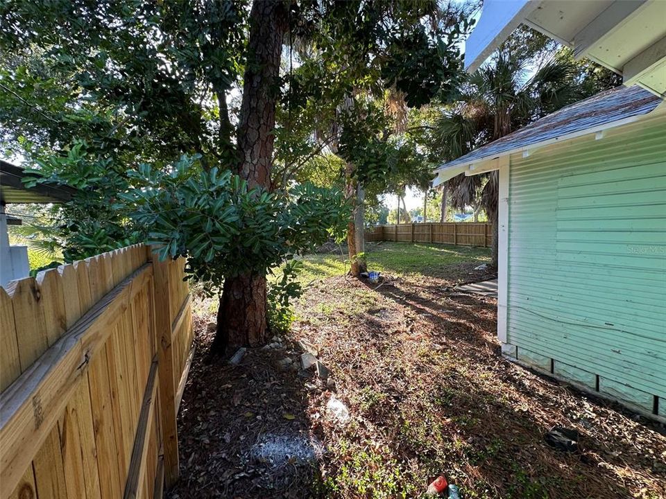 For Sale: $200,000 (2 beds, 1 baths, 848 Square Feet)