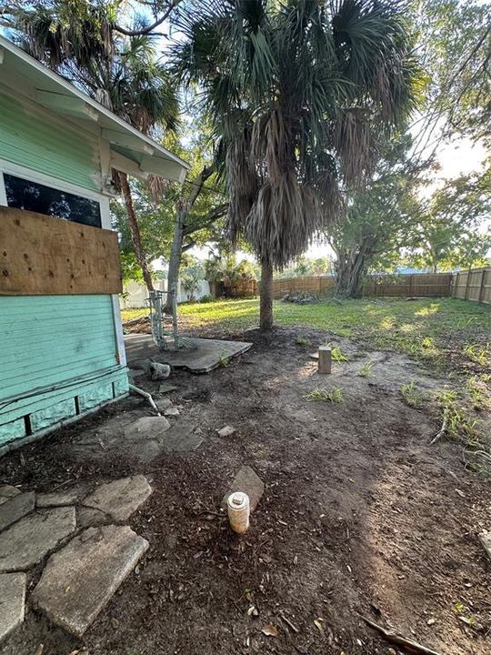 For Sale: $200,000 (2 beds, 1 baths, 848 Square Feet)