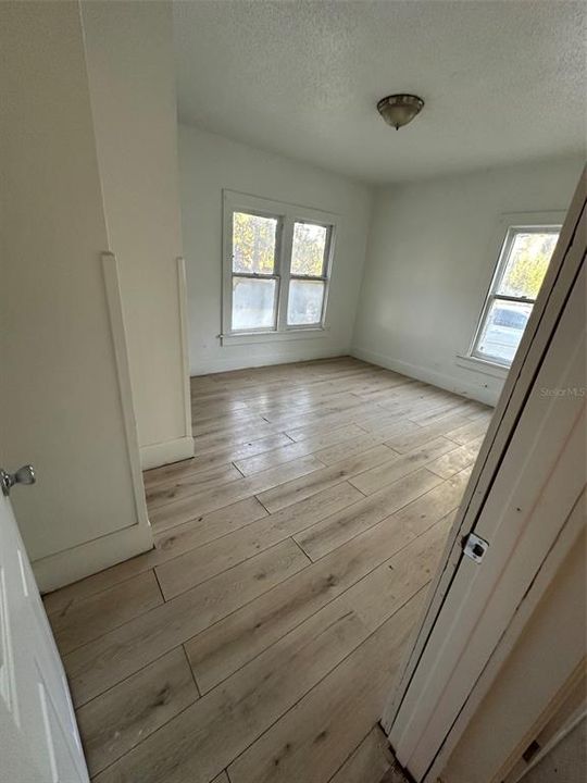 For Sale: $200,000 (2 beds, 1 baths, 848 Square Feet)