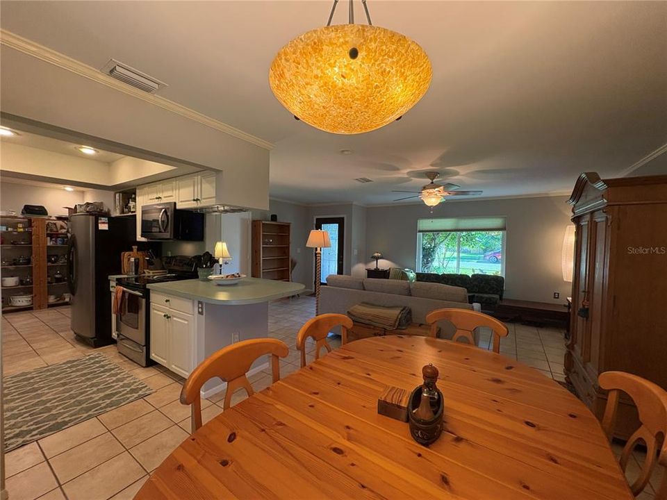 На продажу: $369,900 (2 спален, 2 ванн, 1250 Квадратных фут)