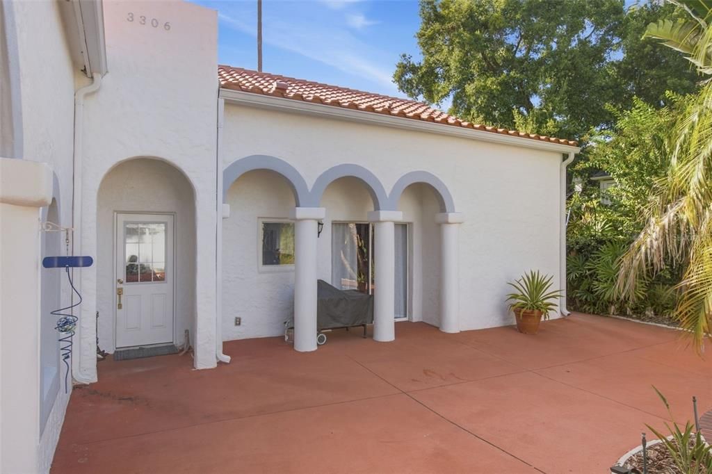 For Sale: $1,600,000 (6 beds, 0 baths, 3707 Square Feet)