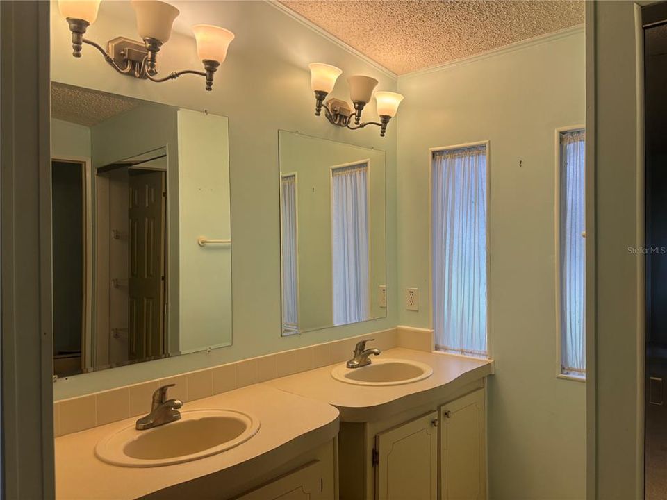 For Sale: $109,900 (2 beds, 2 baths, 1358 Square Feet)