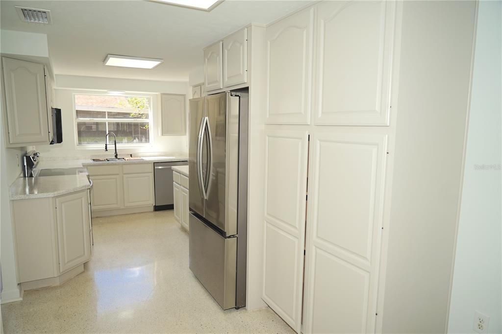 For Sale: $350,000 (4 beds, 2 baths, 1660 Square Feet)