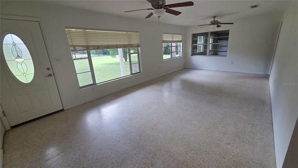 For Sale: $265,000 (3 beds, 2 baths, 1518 Square Feet)